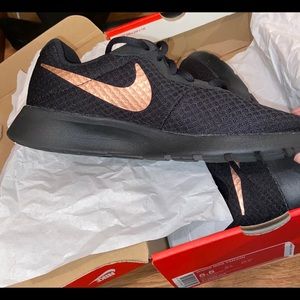 Nike Tanjun, Black/Mtlc Red Bronze Women’s